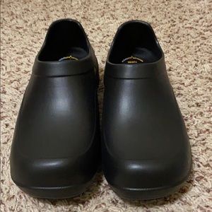 women’s black clog working shoes